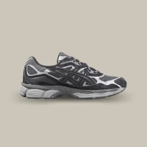 Profil droit de la ASICS Gel-NYC Graphite Grey Black – mélange de cuir noir et maille respirante grise. Disponible sur Offsneakz.