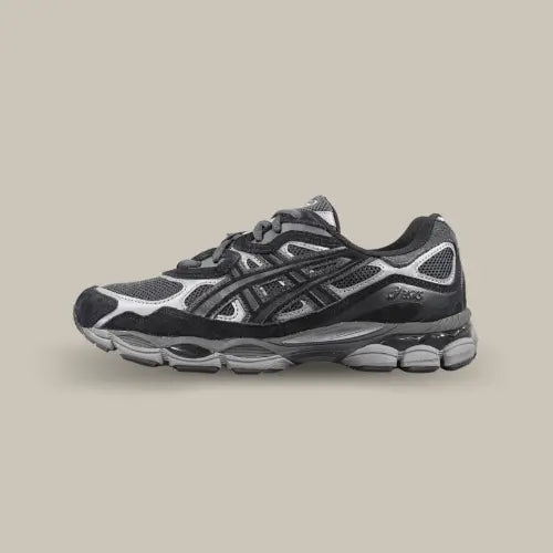 Profil gauche de la ASICS Gel-NYC Graphite Grey Black – chaussure de running rétro revisitée avec technologie GEL. Disponible sur Offsneakz.
