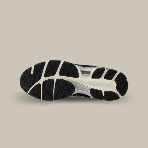 La semelle de la ASICS Gel-NYC Ivory Clay Grey de couleur noir et ivoire.
