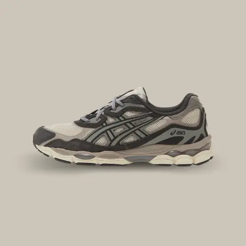 La Asics Gel-NYC Oatmeal Obsidian Grey vue de côté avec sa base en mesh gris clair et ses empiècements gris foncé.