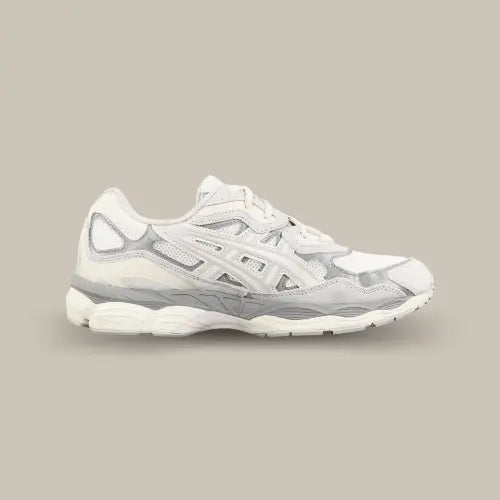 La ASICS Gel-NYC White Oyster Grey vue de côté avec sno coloris blanc perle.
