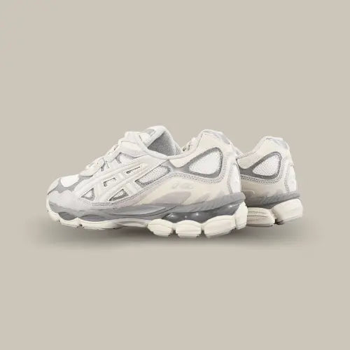 La ASICS Gel-NYC White Oyster Grey est l'incarnation parfaite de l'élégance minimaliste. Avec son mélange de blanc pur et de gris perle, cette sneaker offre un look à la fois raffiné et moderne. Conçue pour ceux qui apprécient un style épuré sans sacrifier le confort, elle est dotée de la technologie GEL signature d'ASICS, qui assure un amorti supérieur et un confort tout au long de la journée. 