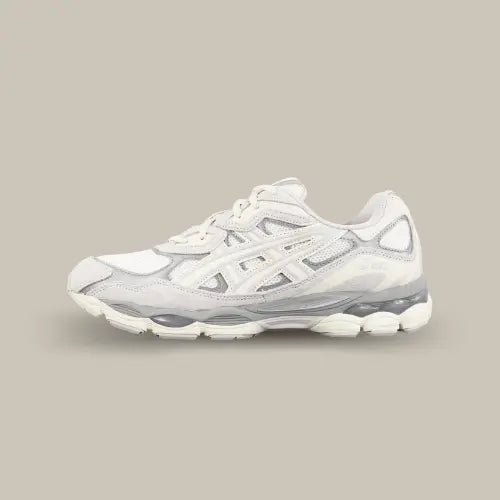 La ASICS Gel-NYC White Oyster Grey vue de côté avec sno coloris blanc perle.