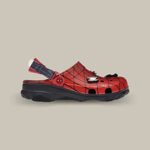 Vue latérale droite de la Crocs Classic All-Terrain Clog Marvel Spider-Man avec détails toiles et logo Marvel. Disponible sur Offsneakz.