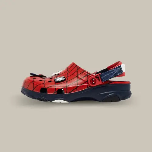 Vue latérale gauche de la Crocs Classic All-Terrain Clog Marvel Spider-Man rouge et bleue. Disponible sur Offsneakz.