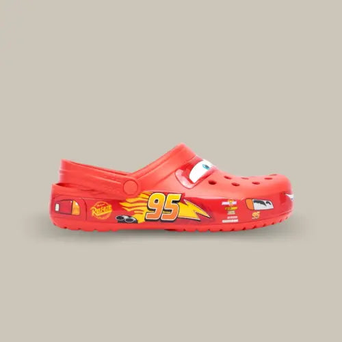 La Crocs Classic Clog Cars Lightning McQueen de coloris rouge avec les motifs de Cars.