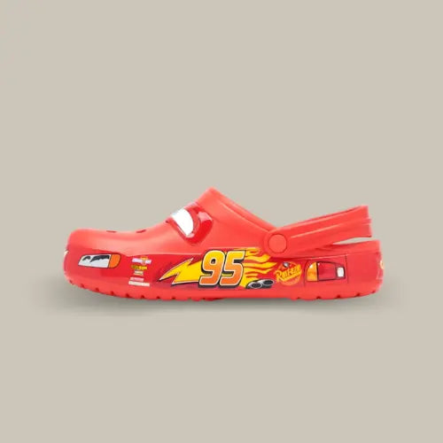 La Crocs Classic Clog Cars Lightning McQueen de coloris rouge avec les motifs de Cars.