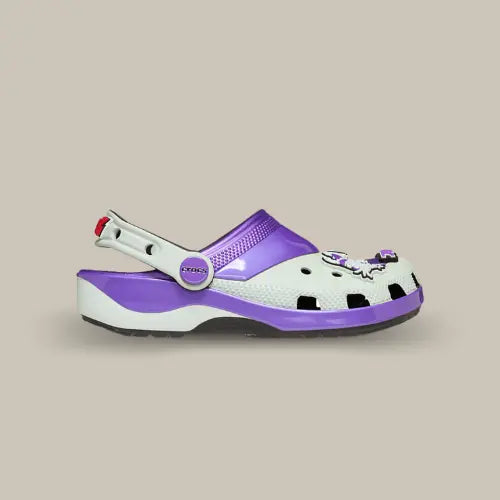 La Crocs Classic Clog Dragon Ball Z Freezer vue de côté avec sa base synthétique blanche et violette. On retrouve des magnets accroché à l'avant de la Crocs.