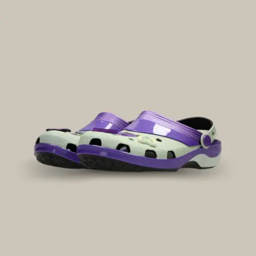 Prépare-toi à libérer ton pouvoir cosmique avec la Crocs Classic Clog Dragon Ball Z Freezer, une collab explosive entre l’univers manga culte et le confort ultime signé Crocs ! Inspirée du redoutable Freezer, cette paire mélange habilement teintes violettes glacées, blanc céleste et détails signature comme les Jibbitz custom Dragon Ball, pour un look intergalactique inimitable. 
