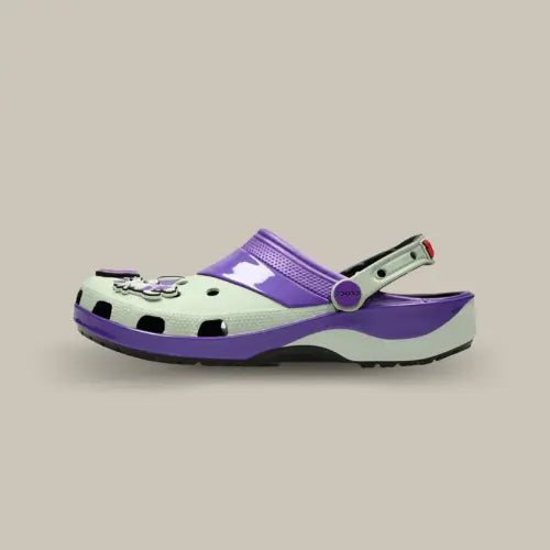 La Crocs Classic Clog Dragon Ball Z Freezer vue de côté avec sa base synthétique blanche et violette. On retrouve des magnets accroché à l'avant de la Crocs.