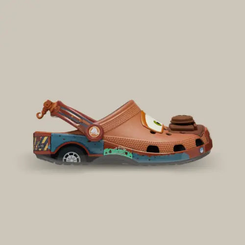 Crocs Classic Clog Mater Disney Pixar Cars vue latérale droite avec détails de la grue. Disponible sur Offsneakz !