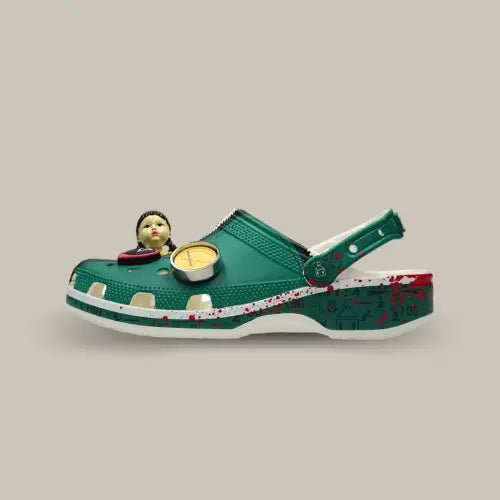 Crocs Classic Clog Squid Game édition spéciale vue latérale gauche avec charms inspirés de la série. Disponible sur Offsneakz.