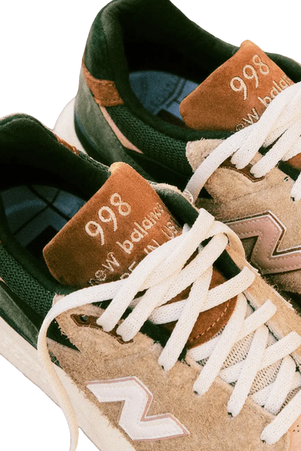 Une etiquette new balance 998 sur un fond transparent.