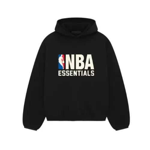 Hoodie Fear Of God Essentials NBA noir avec logo officiel NBA Essentials imprimé sur la poitrine, style streetwear premium et coupe oversize. Disponible sur Offsneakz.