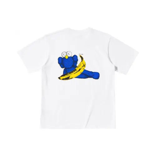 T-shirt blanc KAWS x Uniqlo Warhol UT Graphic White Blue avec grand imprimé au dos représentant un personnage KAWS bleu allongé tenant une banane jaune style Andy Warhol. ispo sur Offsneakz.