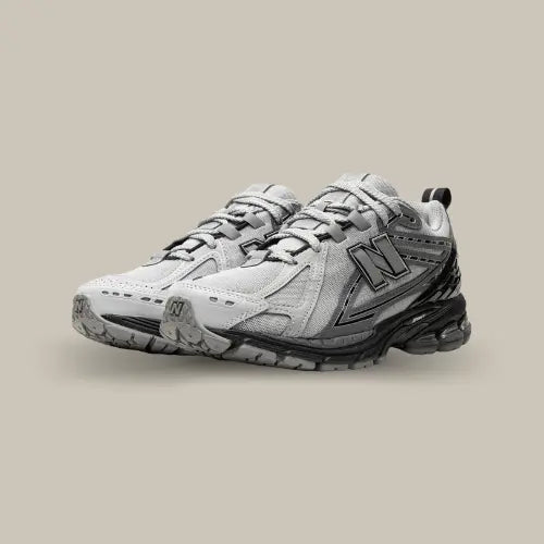 La New Balance 1906R Brighton Grey est un savant mélange entre rétro et modernité, parfait pour ceux qui aiment se démarquer tout en restant subtils. Son coloris gris métallisé, rehaussé de touches noires sur la semelle et les détails, offre un look sobre et polyvalent, idéal pour toutes les occasions. Côté confort, cette 1906 ne fait aucun compromis grâce à la technologie&nbsp;N-ergy, qui assure un excellent amorti pour un usage quotidien. 