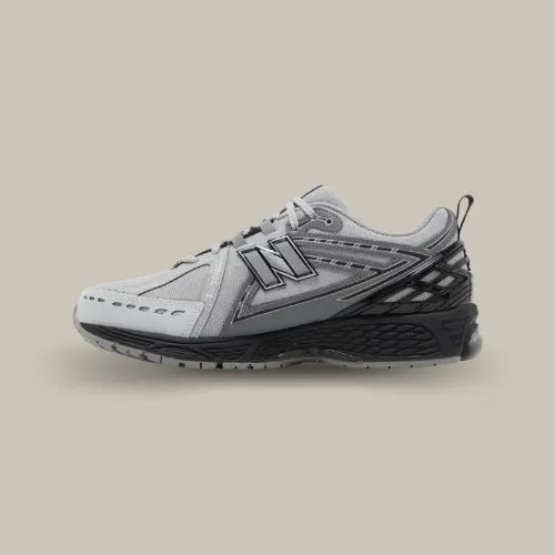 La New Balance 1906R Brighton Grey vue de côté avec ses nuances de gris et ses éléments en TPU noir.
