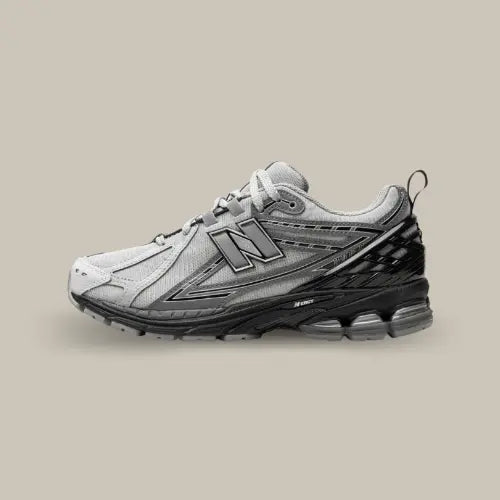 La New Balance 1906R Brighton Grey vue de côté avec ses nuances de gris et ses éléments en TPU noir.