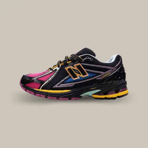 La New Balance 1906R Neon Nights vue de côté avec sa palette de couleurs allant du rose au noir en passant par le bleu et le symbole "N" de couleur dorée. On retrouve la technologie N-ergy qui assure un confort optimal.