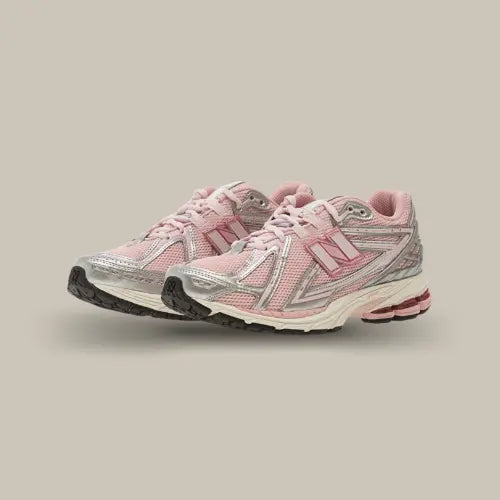 Paire de New Balance 1906R Pink Chalk Silver Metallic vue de trois quarts avec mesh rose poudré et détails argent métallisé. Disponivle sur Offsneakz.