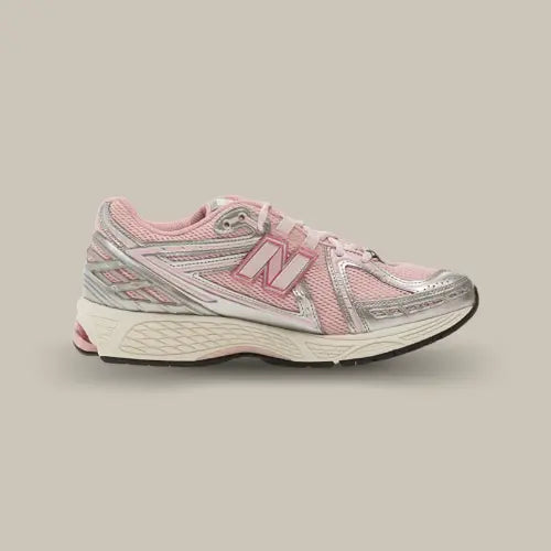 New Balance 1906R Pink Chalk Silver Metallic vue latérale opposée avec logo N rose, détails Silver Metallic et semelle crème. Disponible sur Offsneakz.