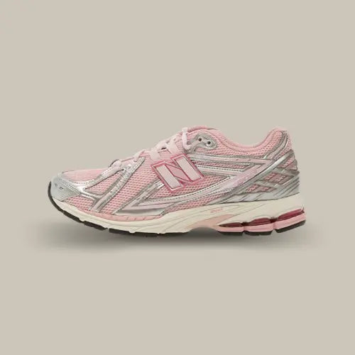 New Balance 1906R Pink Chalk Silver Metallic vue de profil avec mesh rose, empiècements argentés et amorti rose au talon. Disponible sur Offsneakz.
