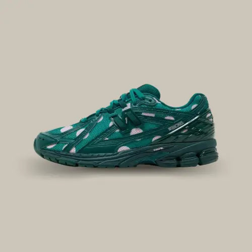 New Balance 1906R Polka Dot Vert vue latérale avec empiècements verts, mesh respirant et finitions à pois roses, disponible sur Offsneakz.