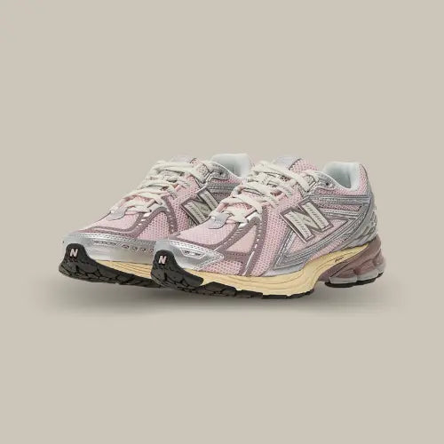 New Balance 1906R Rose Sugar Silver vue de trois quarts avec mesh respirant rose, finitions argentées et design rétro-running, disponible sur Offsneakz.