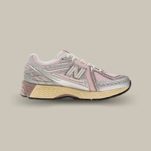 Profil intérieur de la New Balance 1906R Rose Sugar Silver avec détails métallisés et amorti performant, disponible sur Offsneakz.