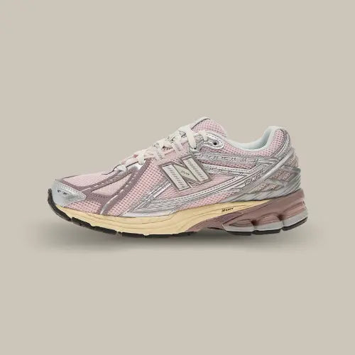 New Balance 1906R Rose Sugar Silver vue latérale avec mesh rose poudré, empiècements argentés et semelle crème, disponible sur Offsneakz.