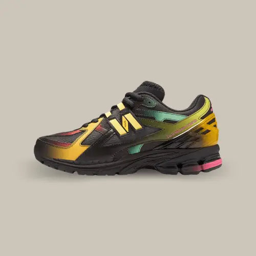 La New Balance 1906U Bricks&Woods Echoes of a Butterfly avec une base en mesh noir et des empiècements avec un dégradé de couleur allant du vert au jaune en passant par le rouge.