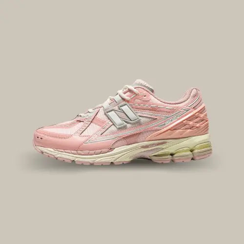 La New Balance 1906U Lunar New Year Pink vue de côté avec sa base en mesh rose et ses empiècements en cuir, TPU et nylon de couleur rose et argent.