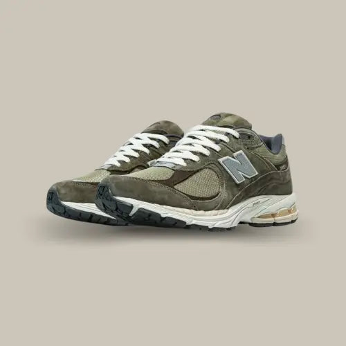 New Balance 2002R Olive Brown en suède vert olive et brun avec détails premium et design rétro-running, disponible sur Offsneakz.
