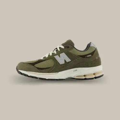 New Balance 2002R Olive Brown vue latérale avec suède olive, mesh respirant et semelle amortissante, disponible sur Offsneakz.