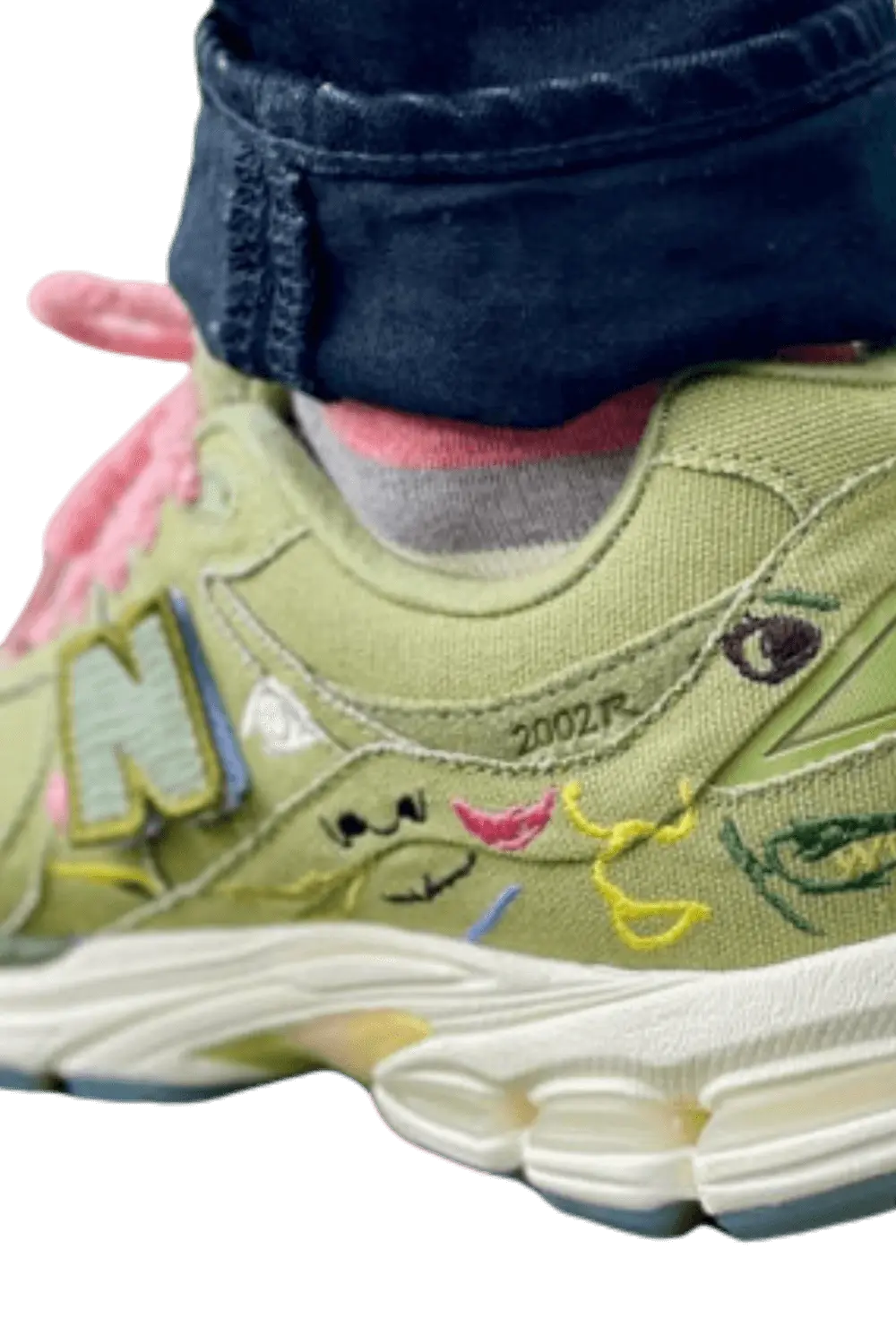 New balance 2002r verte de dos sur un fond transparent.