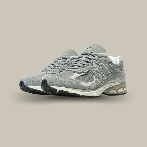 Paire de New Balance 2002R Protection Pack Grey vue de trois quarts - Offsneakz