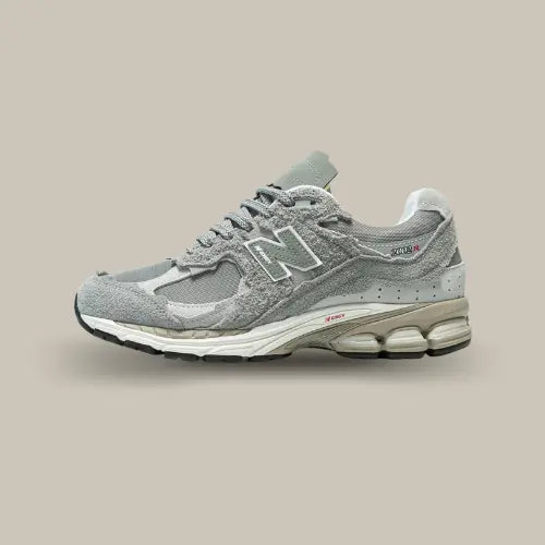 New Balance 2002R Protection Pack Grey vue de profil en suède gris premium - Offsneakz