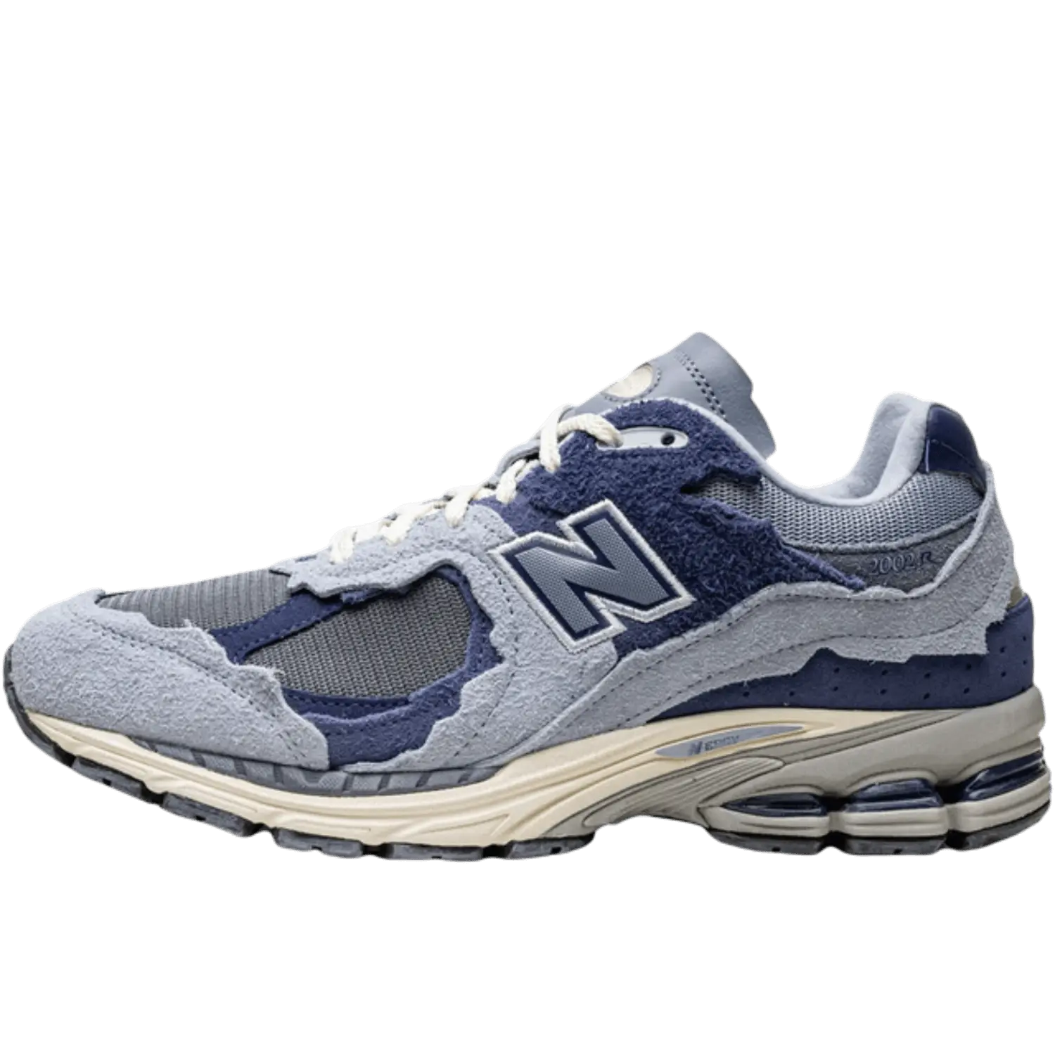 Une new balance 2002r protection pack sur un fond transparent.