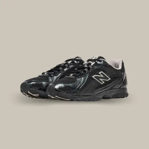 New Balance 204L Black Timberwolf – sneaker noire au look rétro running, détails brillants et semelle ton sur ton, disponible sur Offsneakz.