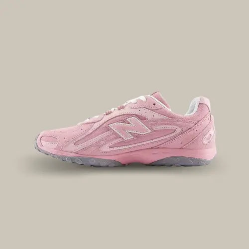 New Balance 204L Pastel Pink – Vue latérale rose pastel disponible sur Offsneakz