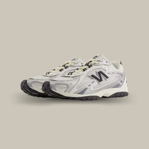 New Balance 204L Silver Metallic Black – sneaker argentée au look futuriste et semelle noire contrastée, disponible sur Offsneakz.