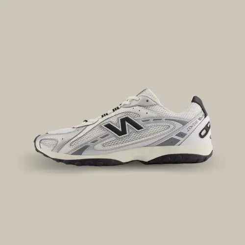 New Balance 204L Silver Metallic Black vue latérale – design argenté et noir inspiré du rétro running, en vente sur Offsneakz.