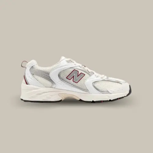 La New Balance 530 Sea Salt Mercury Red vue de côté avec sa base en mesh respirant et ses empiécements en cuir de couleur blanc.