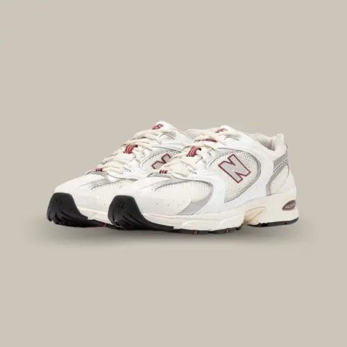 La New Balance 530 Sea Salt Mercury Red réunit parfaitement l’esthétique rétro running des années 2000 et les tendances actuelles du streetwear. Avec sa base en mesh respirant et ses superpositions en cuir blanc cassé, cette silhouette iconique de chez New Balance est rehaussée par des accents rouge Mercury qui apportent contraste et caractère. Dotée de la technologie ABZORB® pour un confort optimal à chaque pas, cette NB 530 allie performance et style avec brio.