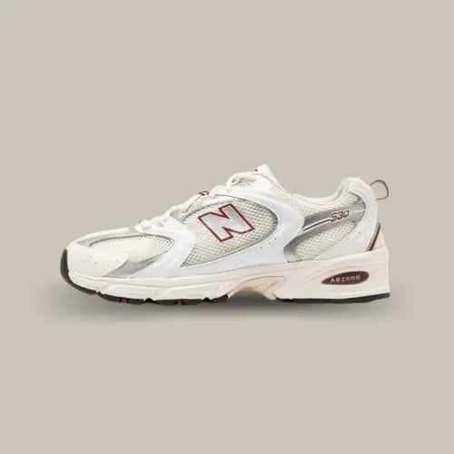 La New Balance 530 Sea Salt Mercury Red vue de côté avec sa base en mesh respirant et ses empiécements en cuir de couleur blanc. On retrouve le logo du système ABZORB au niveau de la semelle.