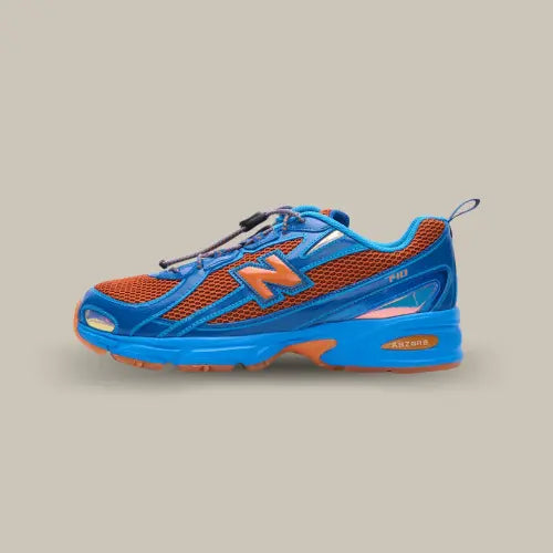 Profil latéral New Balance 740v2 Aminé Benson Tech – Chaussure de course au style rétro-futuriste en mesh orange et renforts bleus, technologie ABZORB pour confort et amorti. Disponible sur Offsneakz.