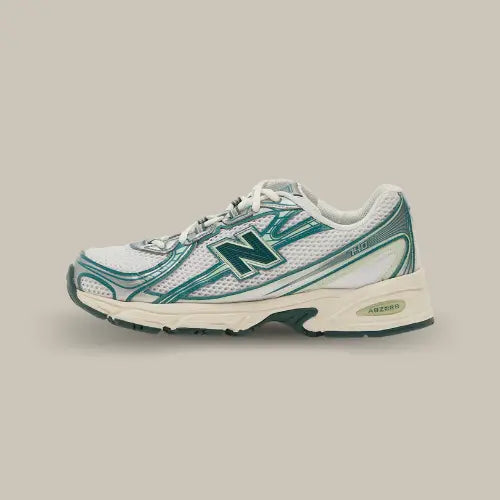 Vue latérale de la New Balance 740v2 White Marsh Green – sneaker rétro-running blanche et verte avec technologie ABZORB, disponible sur Offsneakz.