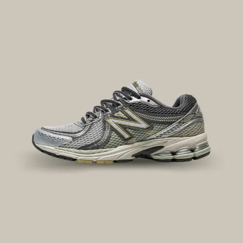 New Balance 860 V2 Earth vue latérale avec empiècements argentés, mesh respirant et design rétro-running, disponible sur Offsneakz.