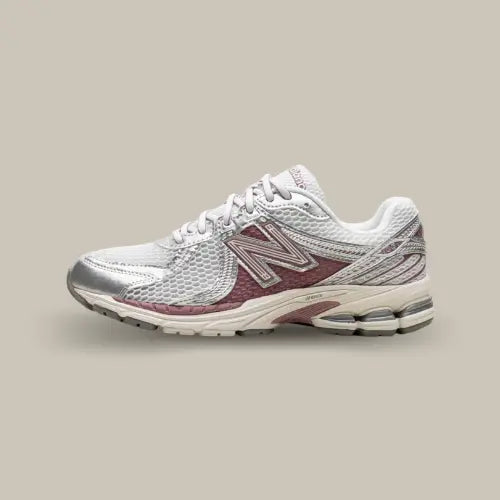 New Balance 860v2 Northern Lights Pack Rosewood vue latérale, sneaker rétro-running blanche et argent avec accents Rosewood, en vente sur Offsneakz.
