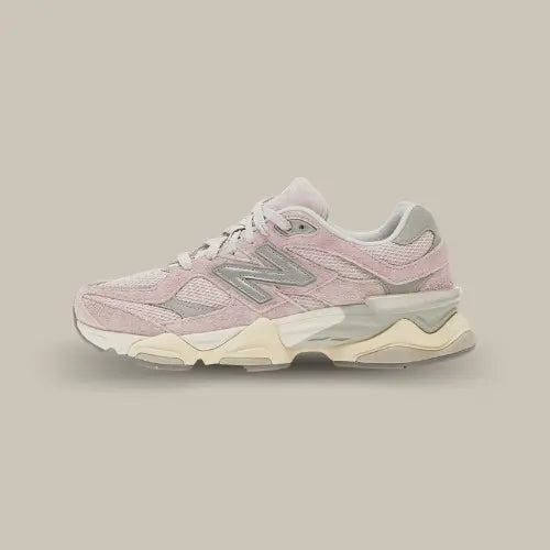 La New Balance 9060 December Sky vue de cotés avec sa base grise accordé au "N" et ses empiècements de couleur rose.